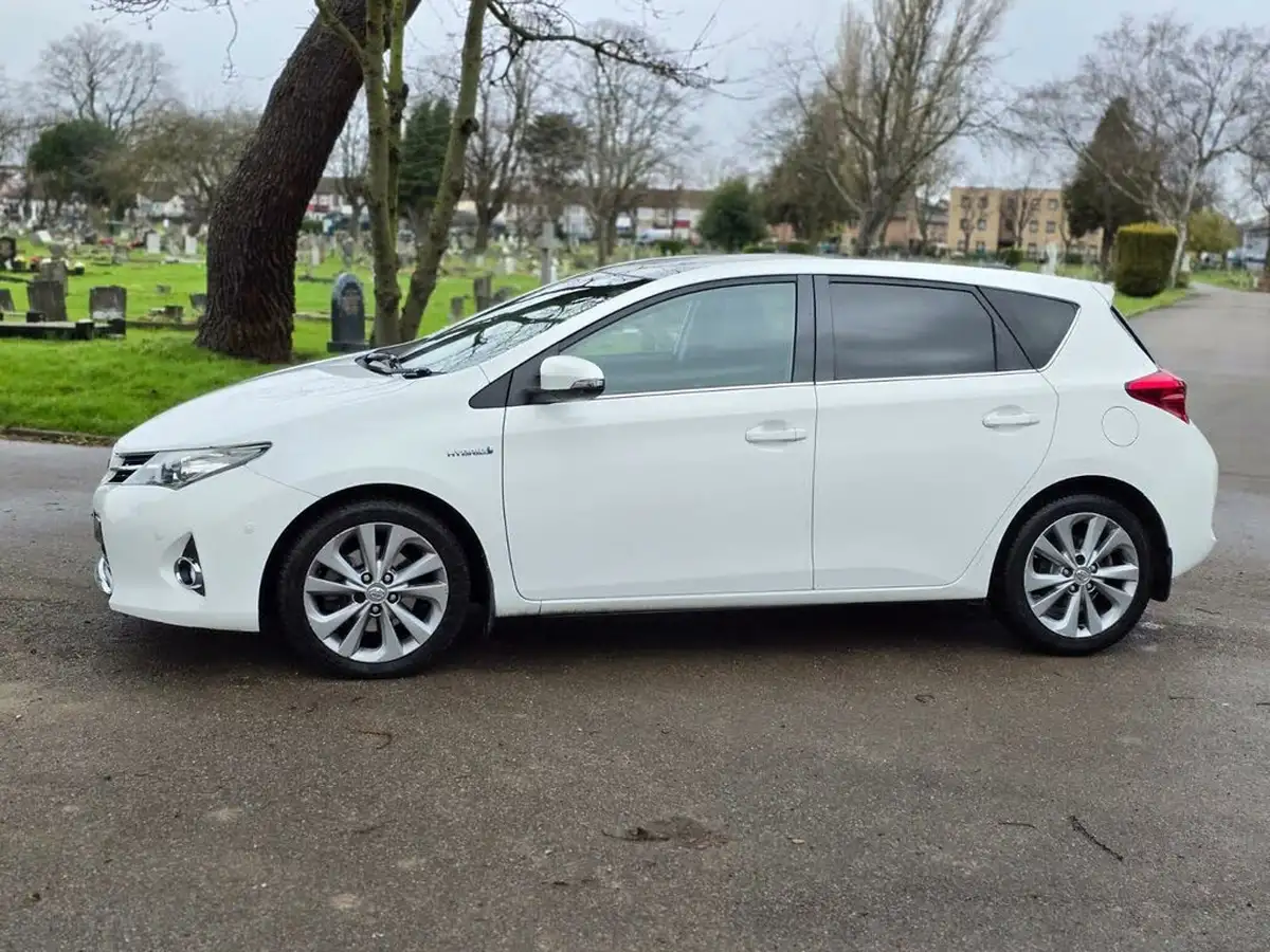 2014-toyota-auris-18-vvt-i-hsd-excel-hatchback-e-cvt-big-13