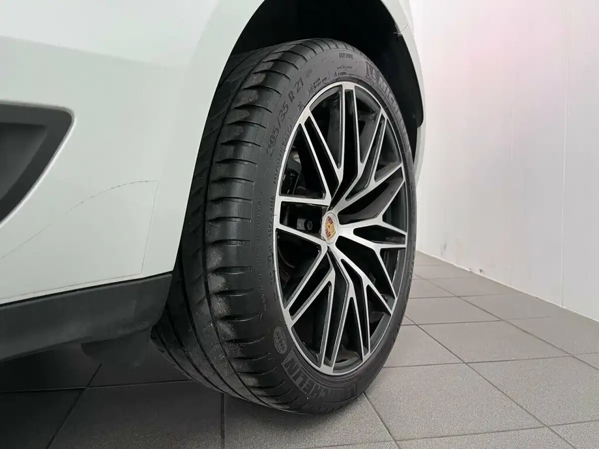 2022-porsche-macan-20-big-18
