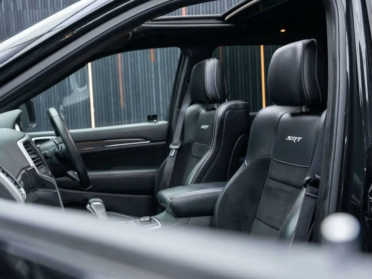 2017-jeep-grand-cherokee-64-hemi-srt-big-46