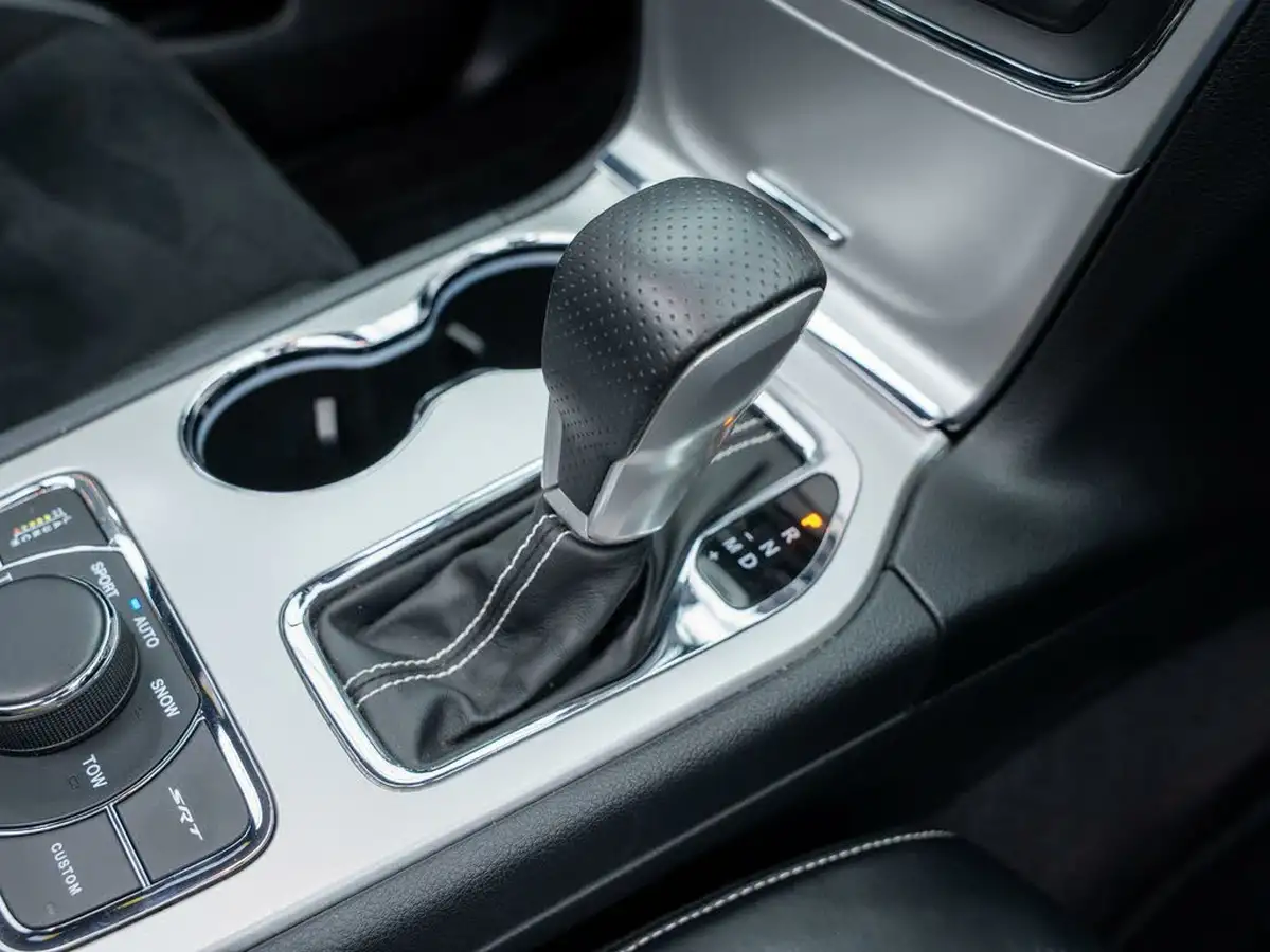 2017-jeep-grand-cherokee-64-hemi-srt-big-22