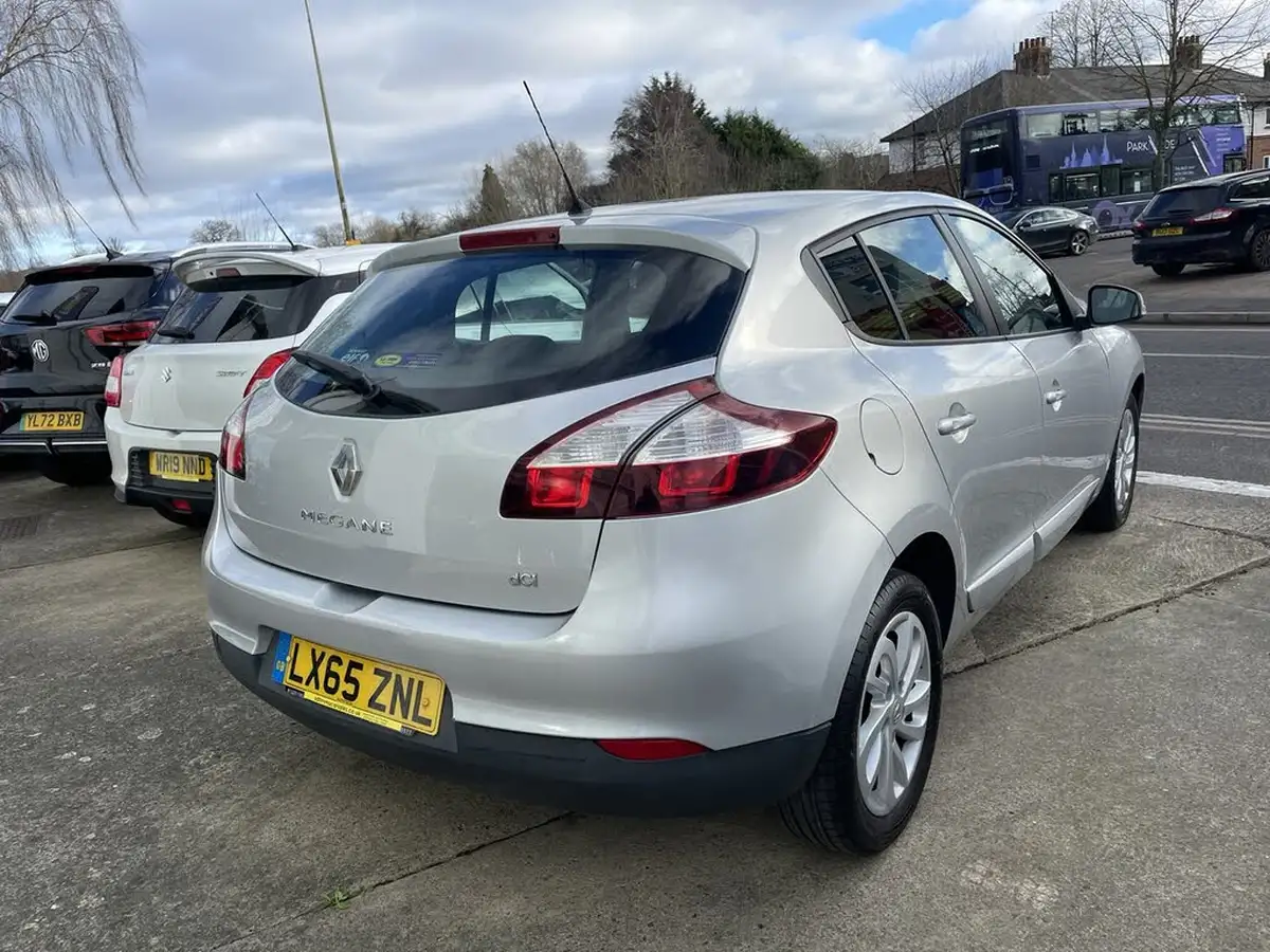 2015-renault-megane-15dci-expression-energy-ss-hatchback-big-6