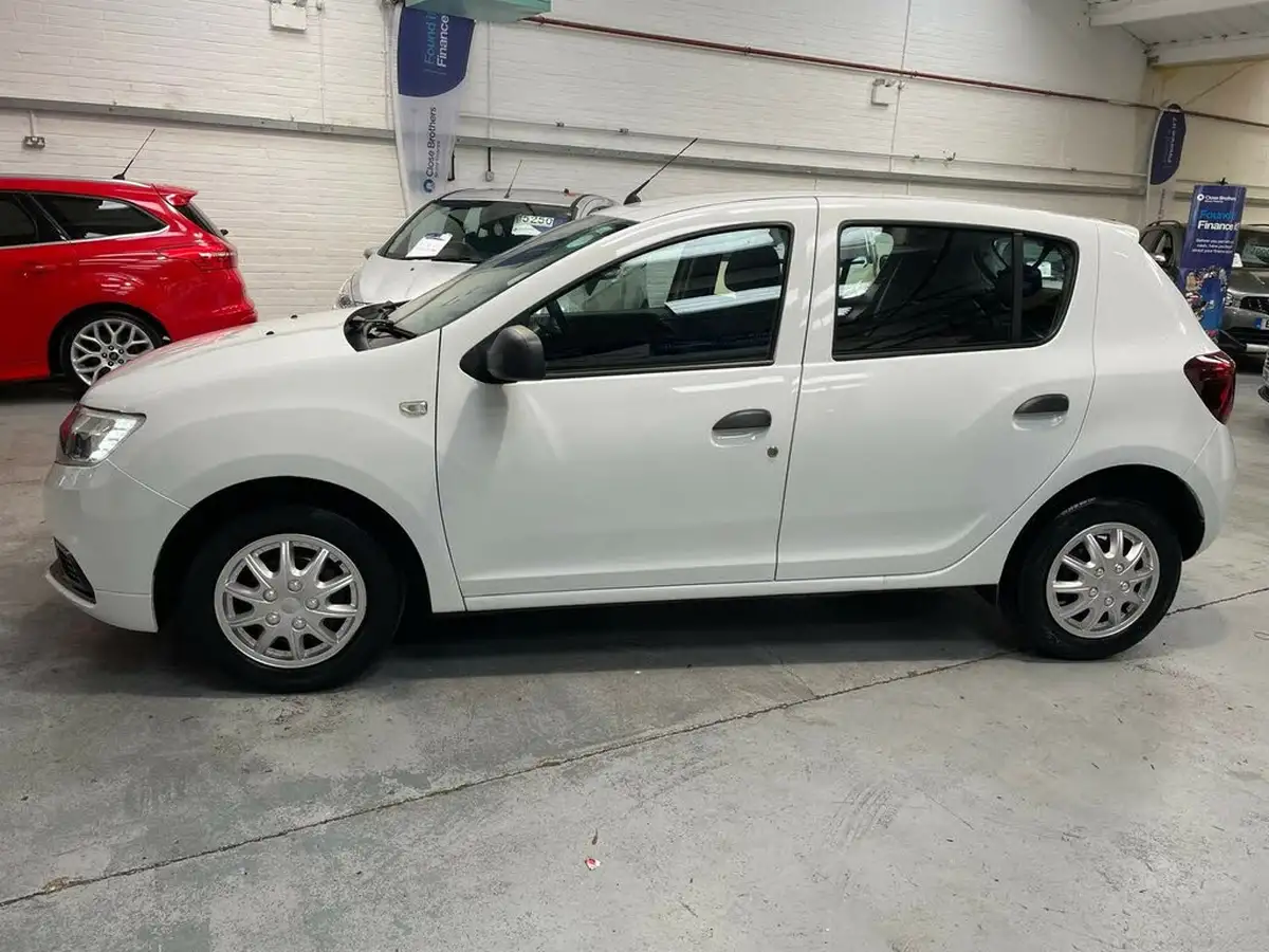 2019-dacia-sandero-10-sce-essential-big-1