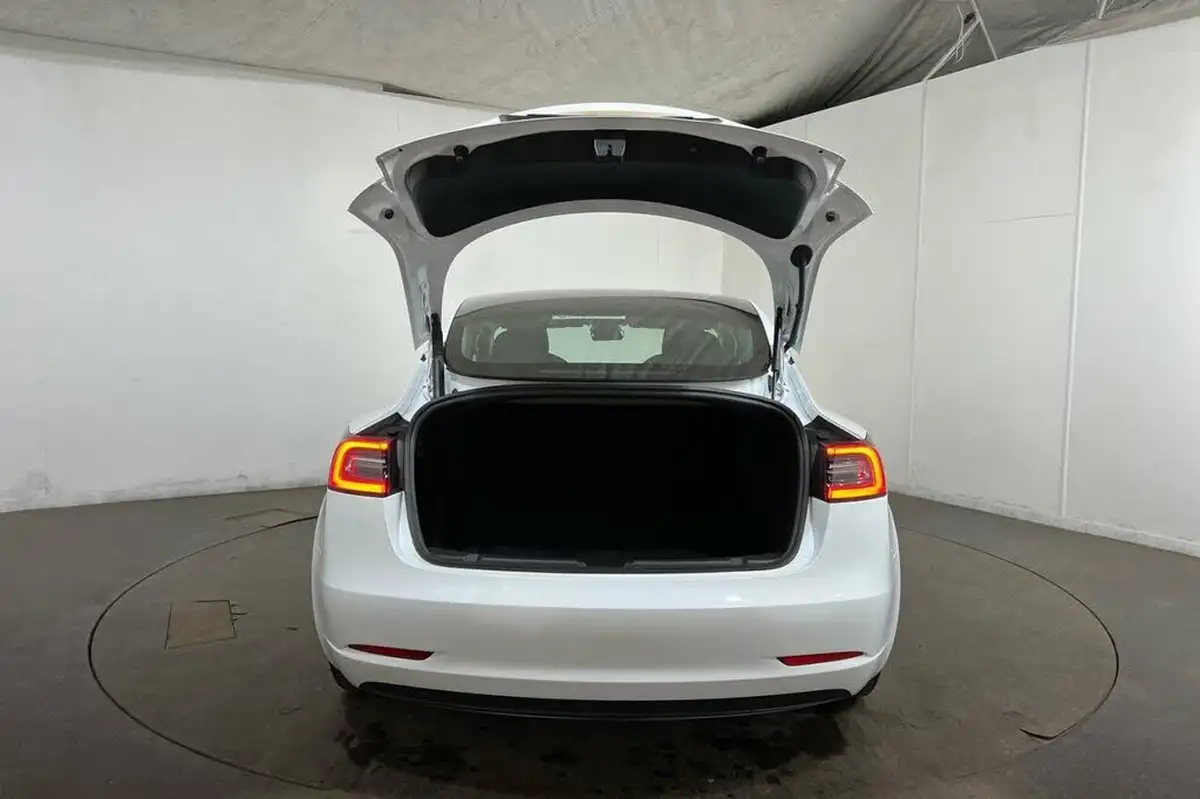 2022-tesla-model-3-e-long-range-big-39