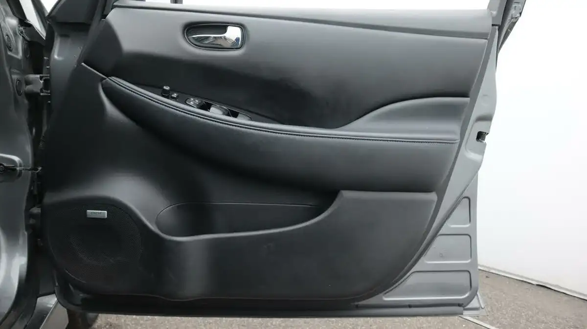 2020-nissan-leaf-e-tekna-big-15