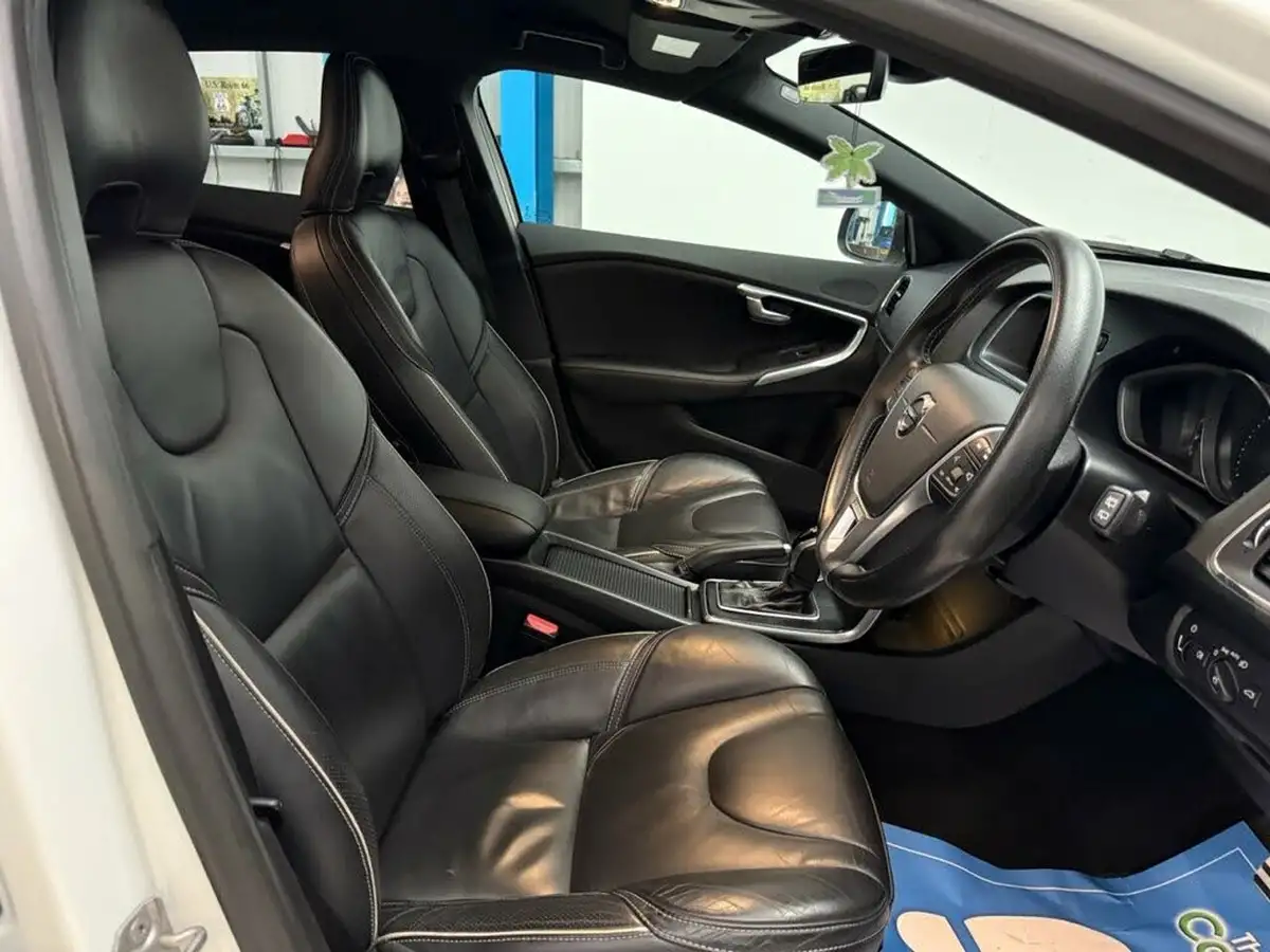 2019-volvo-v40-15-t2-r-design-edition-big-17