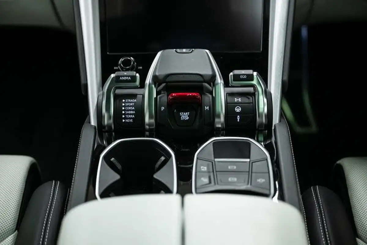 2021-lamborghini-urus-40-no-trim-big-11