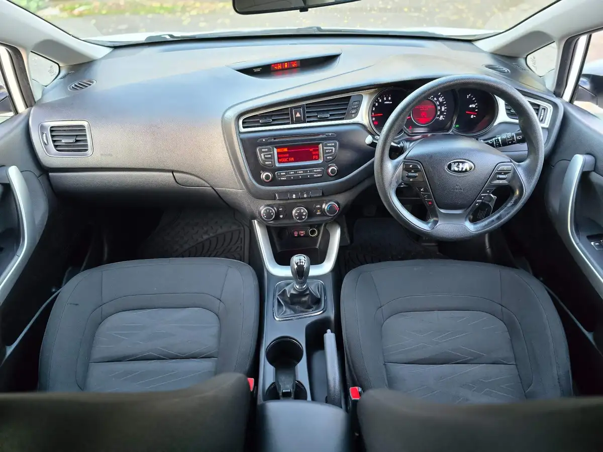 2016-kia-ceed-16crdi-1-hatchback-big-18