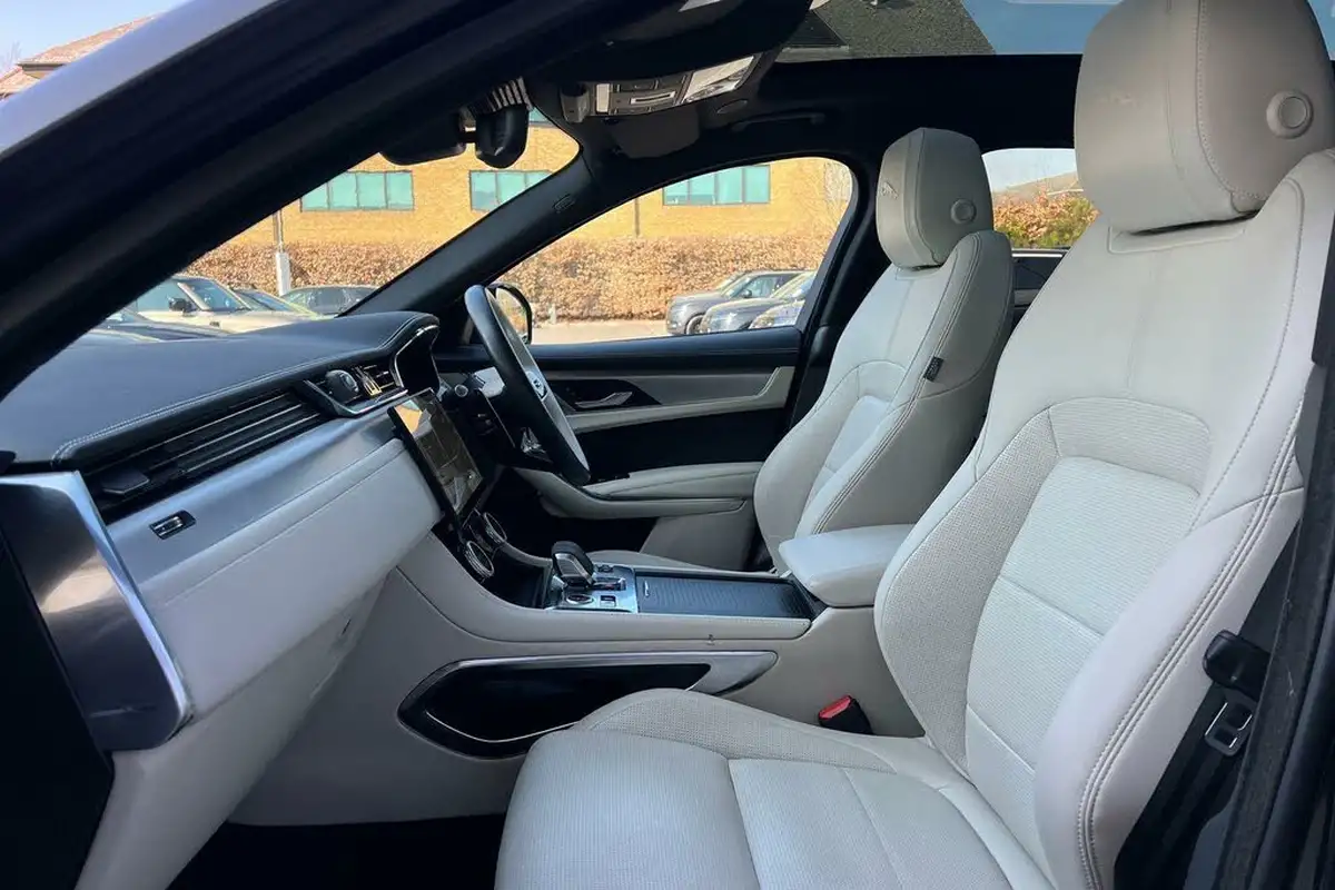 2023-jaguar-f-pace-20-d200-r-dynamic-se-black-big-39