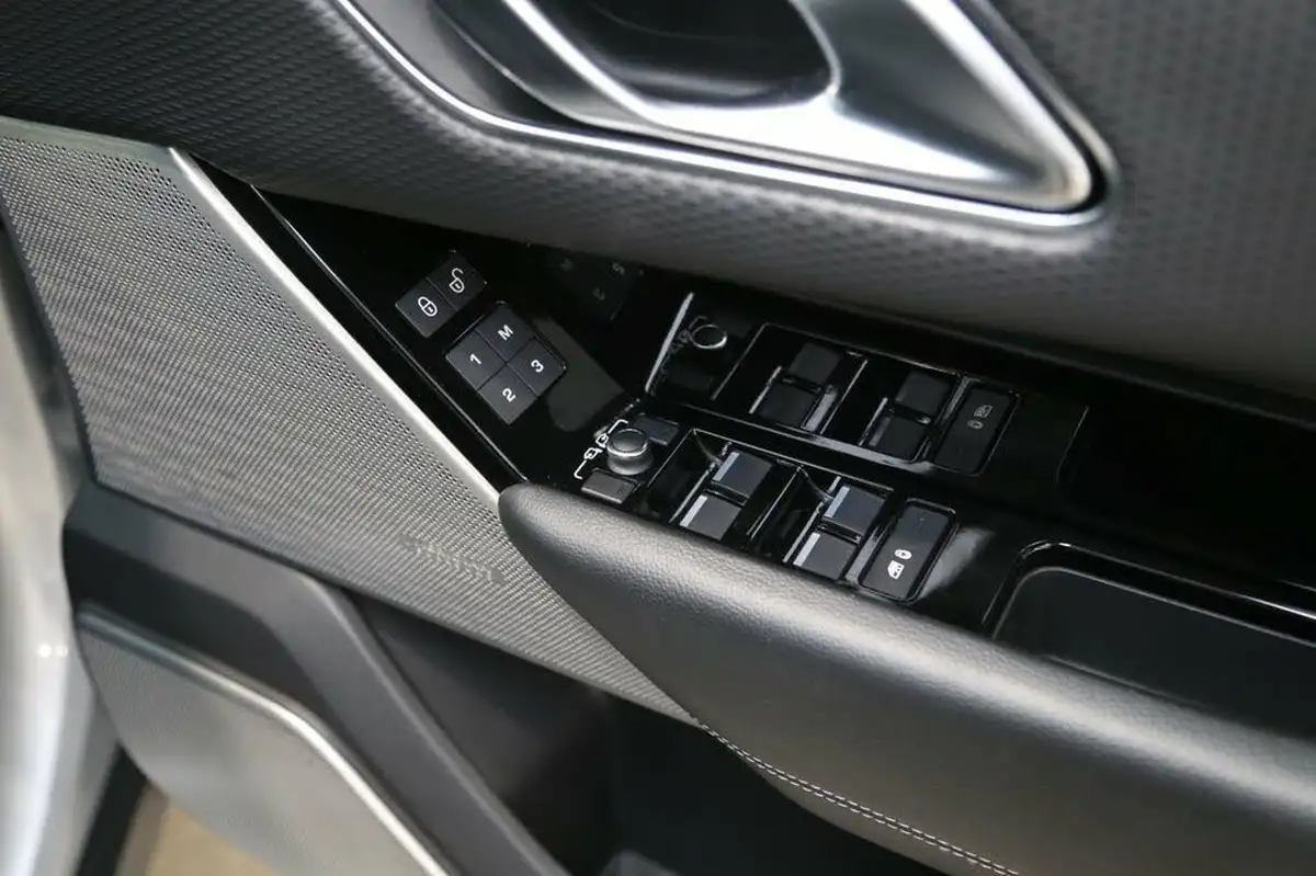 2018-land-rover-range-rover-velar-20-d240-r-dynamic-se-big-10