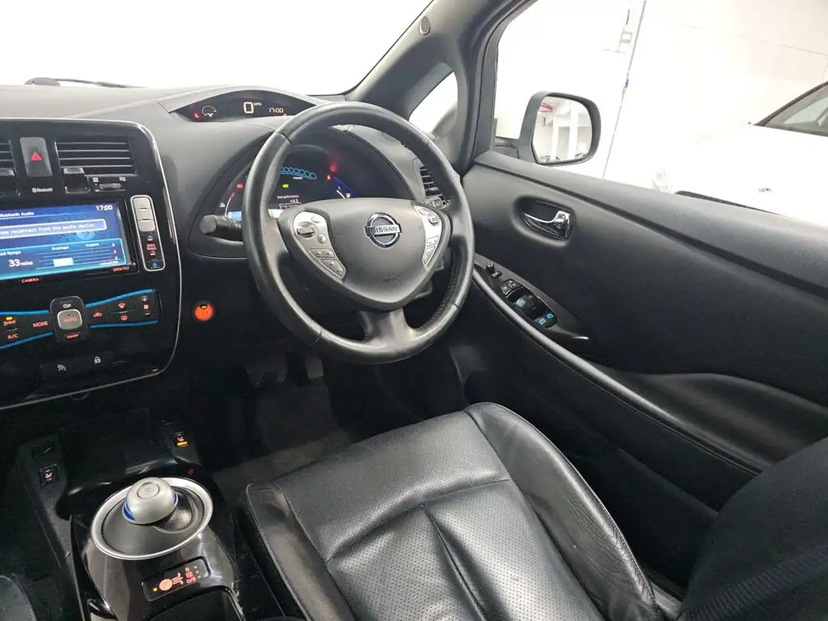2015-nissan-leaf-e-tekna-24kwh-big-23