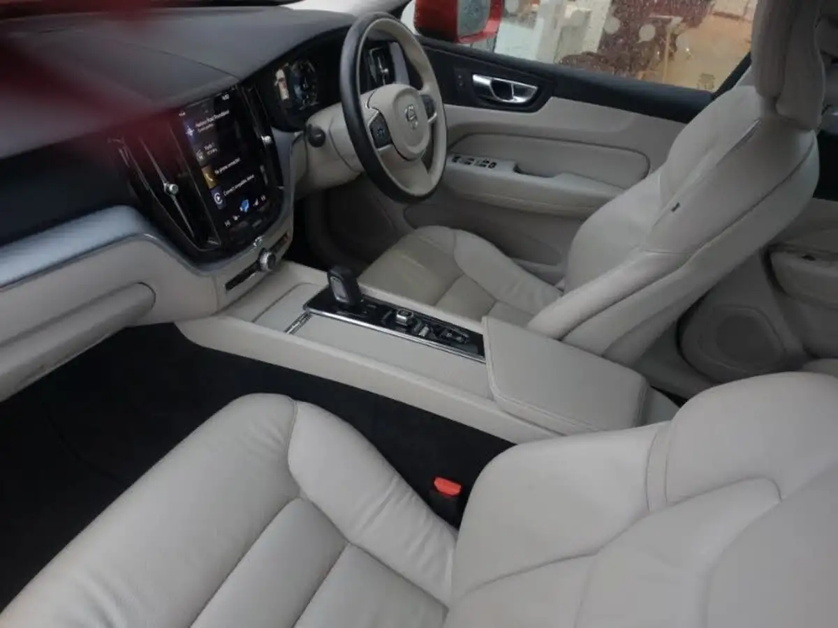 2021-volvo-xc60-20td-b4-momentum-big-4