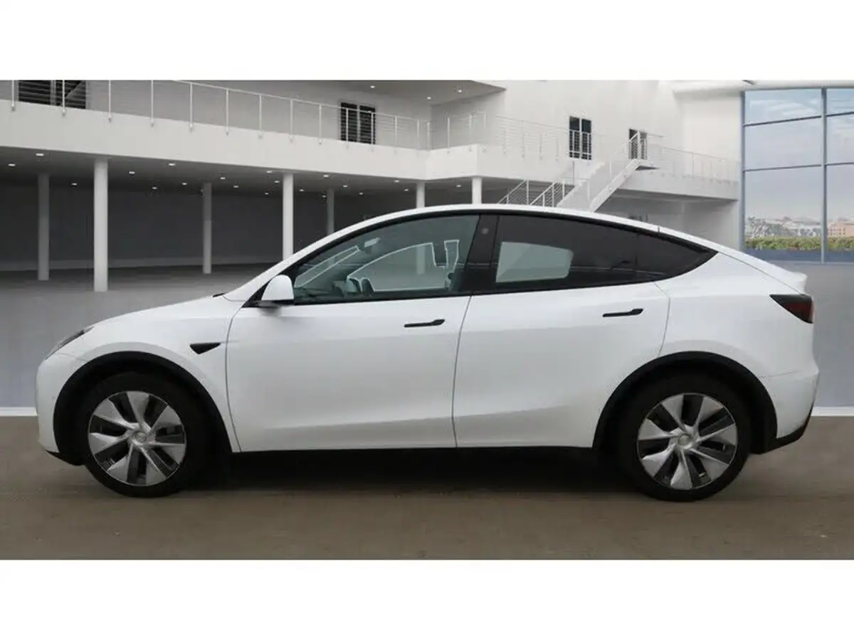 2022-tesla-model-y-e-long-range-big-5
