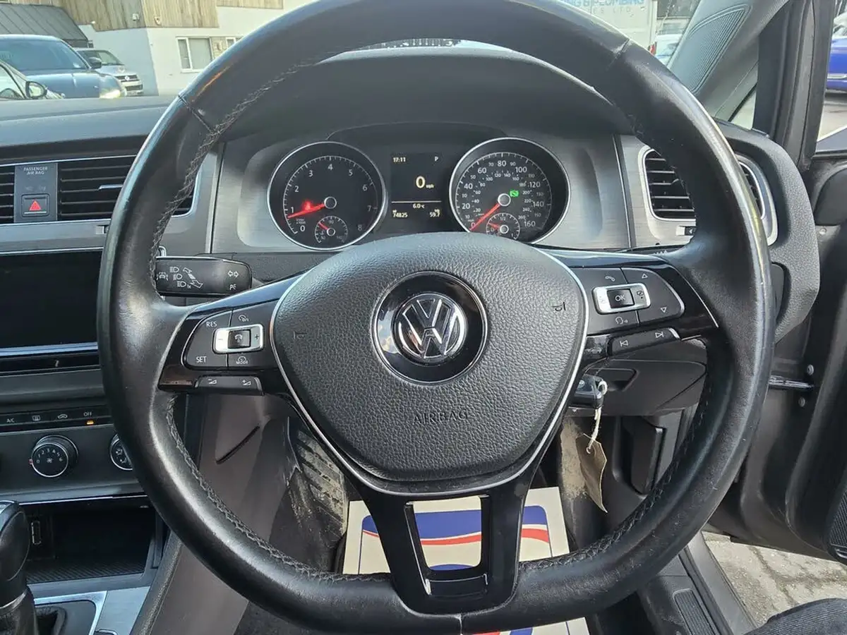 2013-volkswagen-golf-14-se-ss-hatchback-5d-1395cc-dsg-big-11