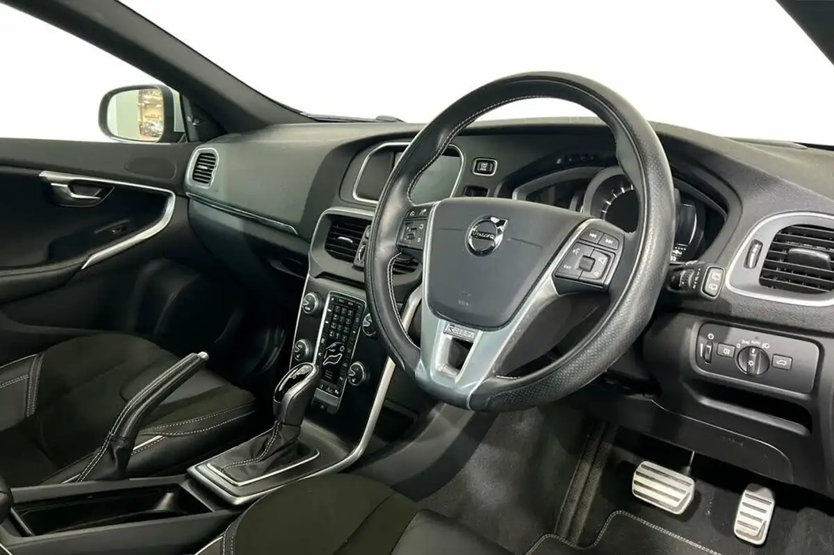 2018-volvo-v40-15-t3-r-design-nav-plus-big-6