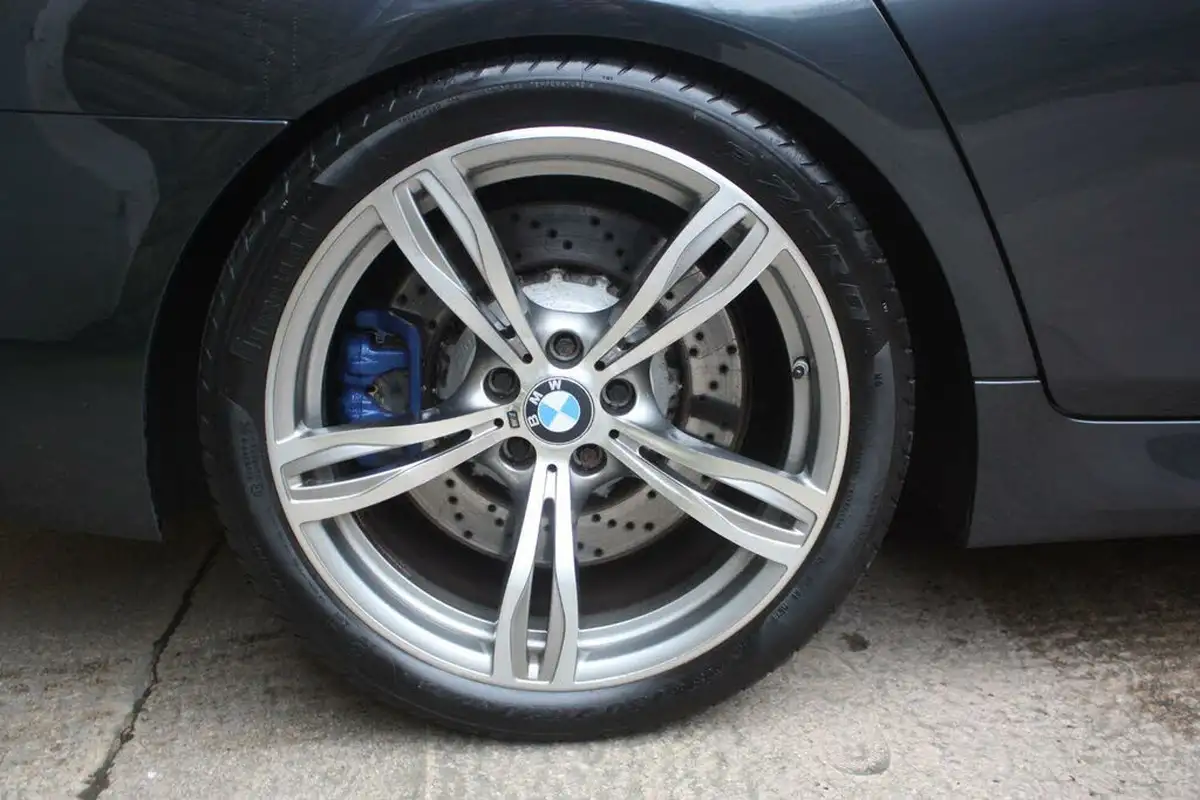 2012-bmw-5-series-44-m5-560bhp-m-dct-big-22