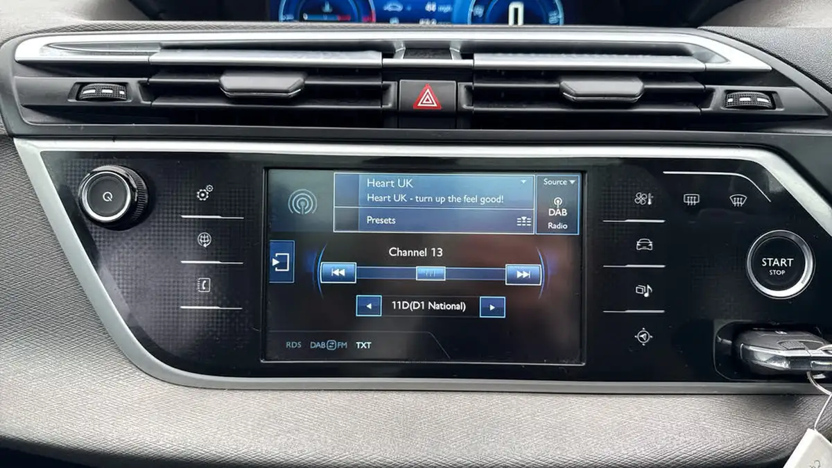 2016-citroen-c4-picasso-16bluehdi-exclusive-eat6-big-11