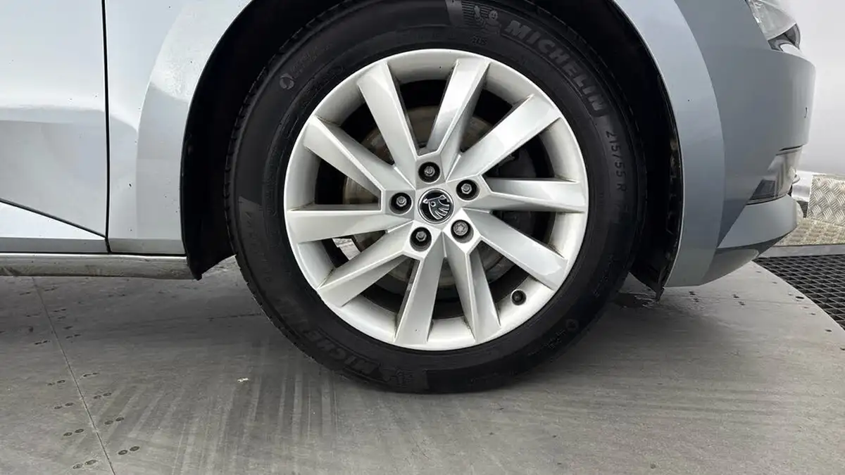 2019-skoda-superb-20tdi-se-technology-hatchback-big-27