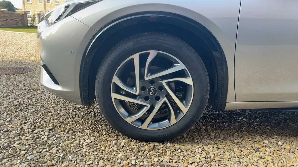2018-infiniti-q30-16-luxe-122ps-city-black-big-6