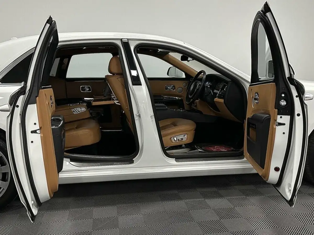 2013-rolls-royce-ghost-66-big-39
