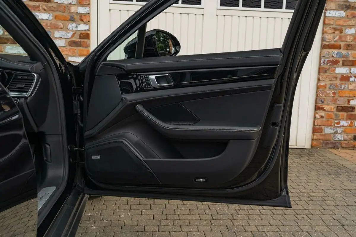 2020-porsche-panamera-30-4-10-years-edition-sport-turismo-big-45