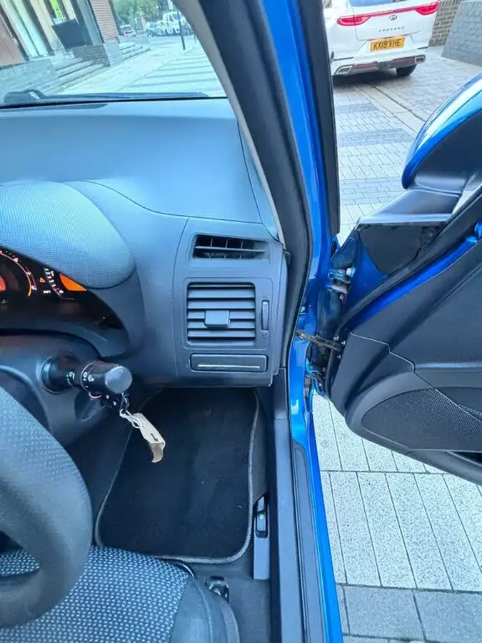 2010-toyota-auris-16-tr-v-matic-5d-big-36