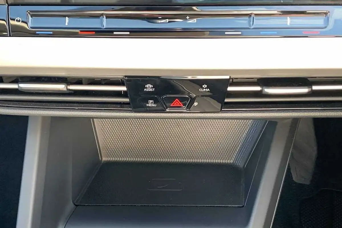 2022-volkswagen-golf-15-tsi-life-150ps-hatchback-big-30