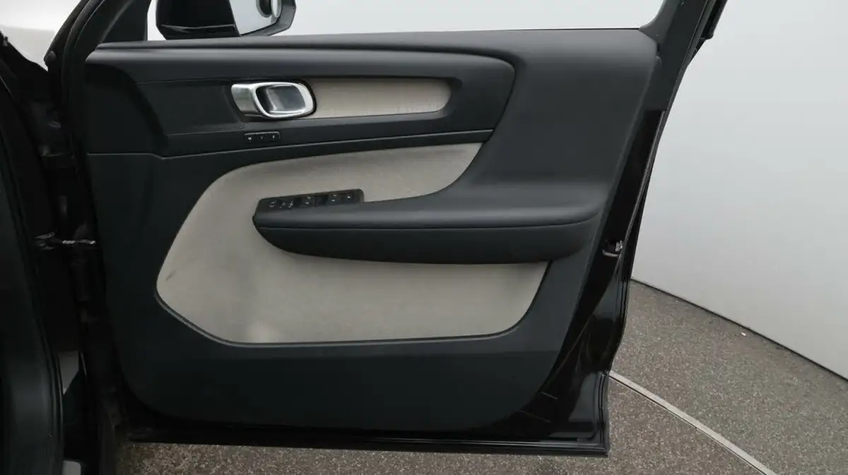 2019-volvo-xc40-20-t4-inscription-awd-big-15