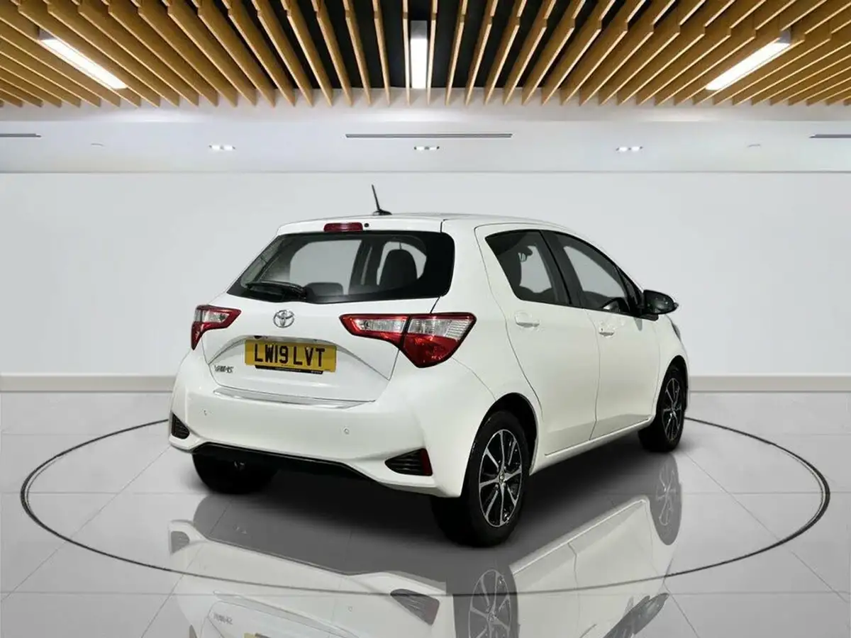 2019-toyota-yaris-15-vvt-i-icon-tech-111bhp-1496cc-big-7
