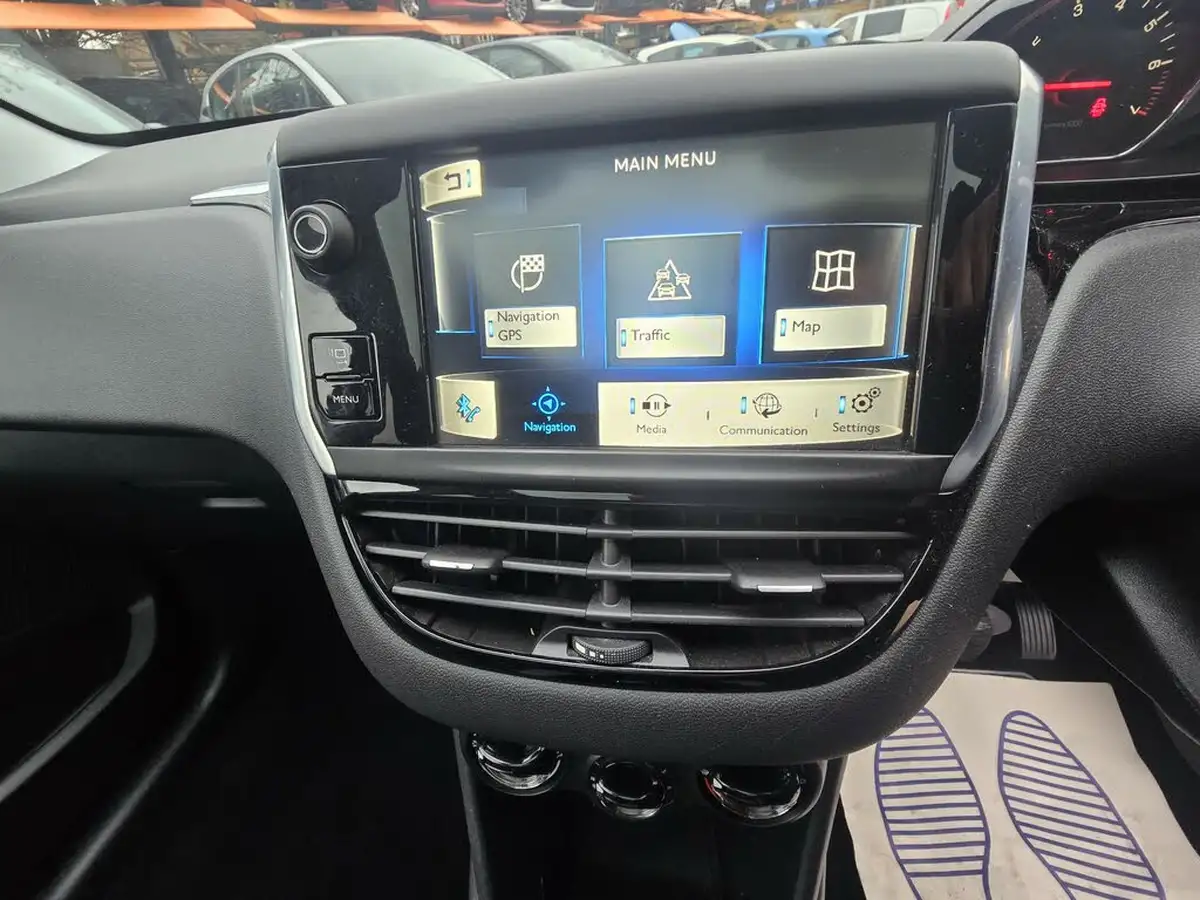 2014-peugeot-208-12-style-5d-big-3