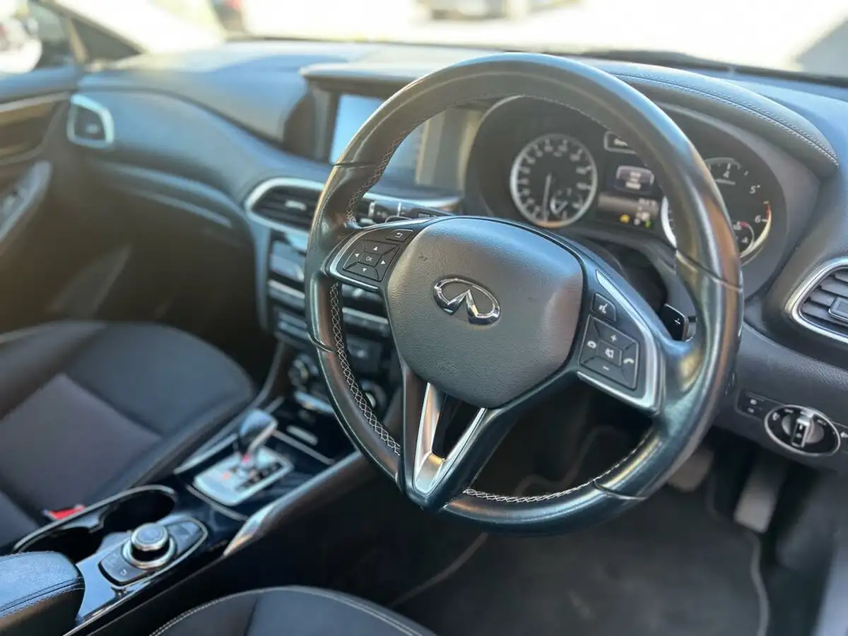 2016-infiniti-q30-22d-premium-awd-big-23