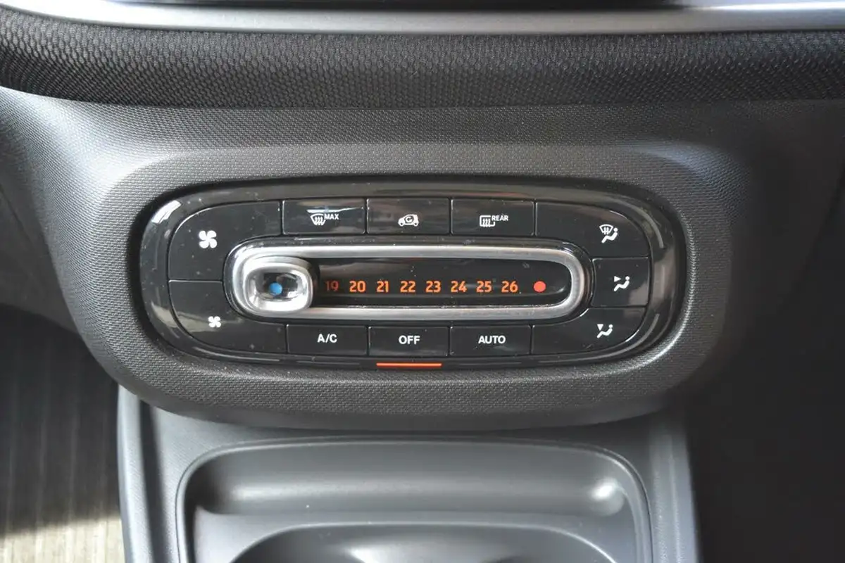 2017-smart-fortwo-10-passion-70bhp-ss-coupe-twinamic-big-8