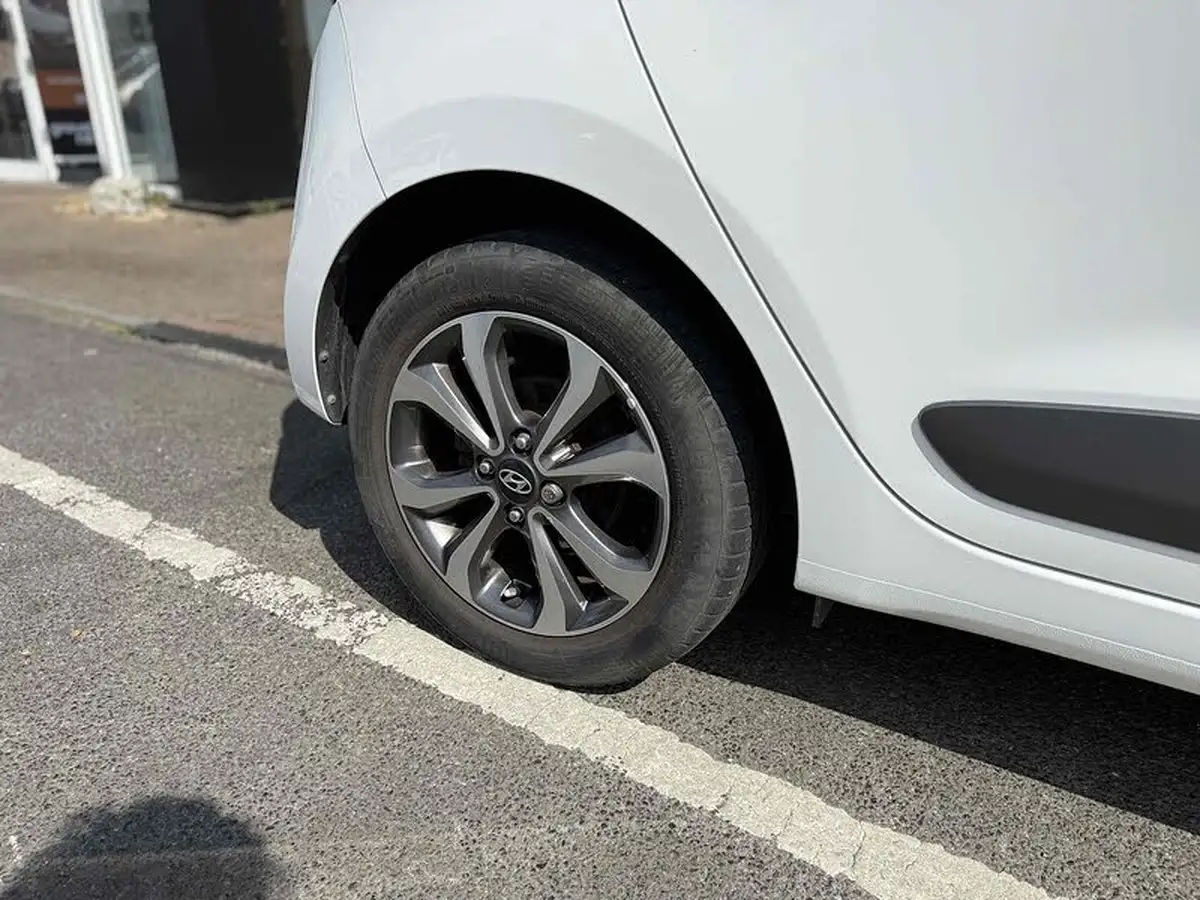 2016-hyundai-i10-12-premium-se-big-8