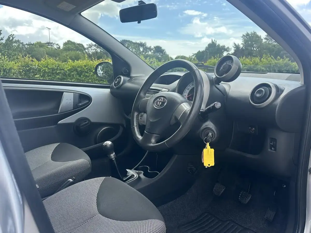 2014-toyota-aygo-10-mode-ac-5d-big-13