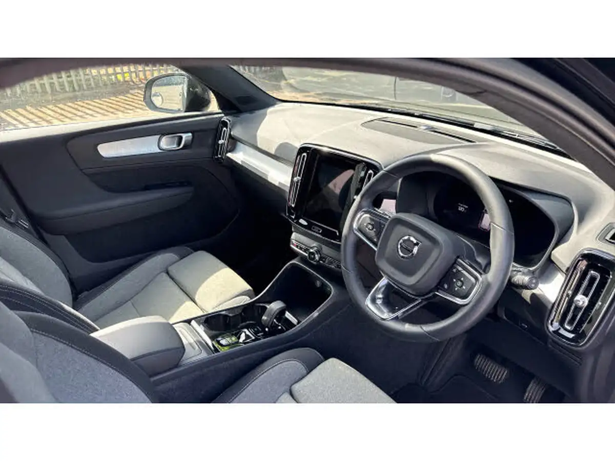 2023-volvo-xc40-20-b3-plus-big-4