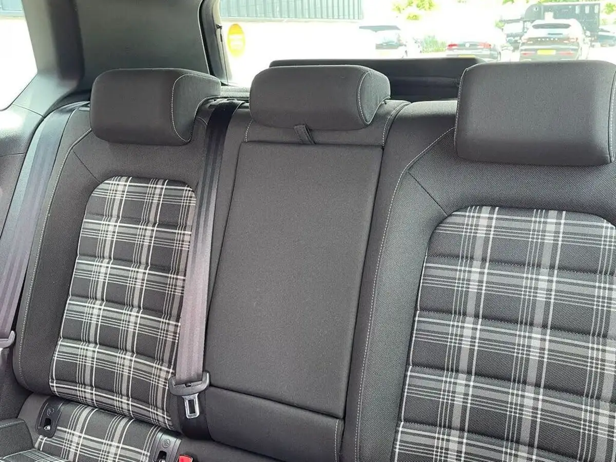2014-volkswagen-golf-20tdi-gtd-3d-big-54