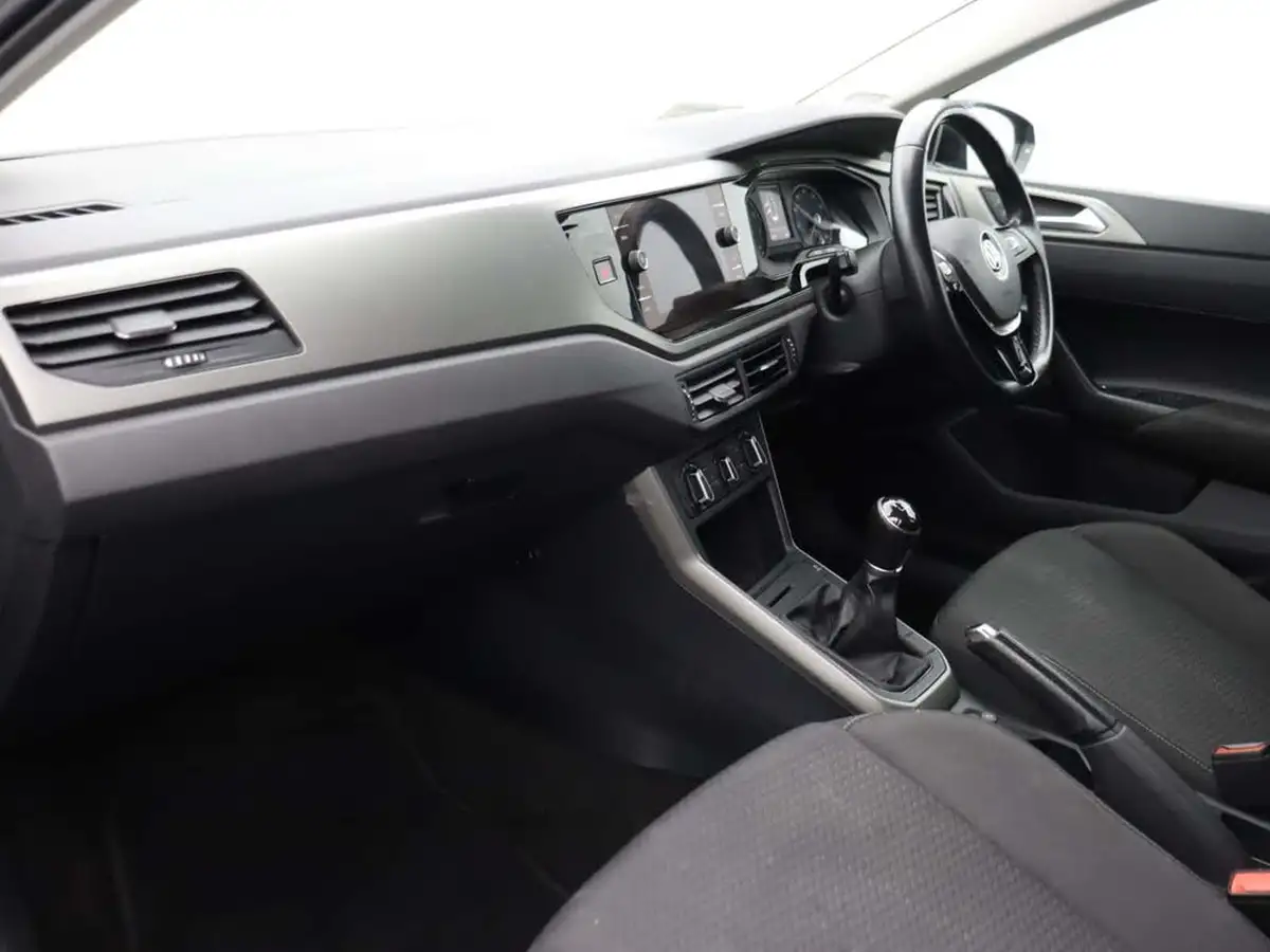 2018-volkswagen-polo-10-se-75ps-big-10