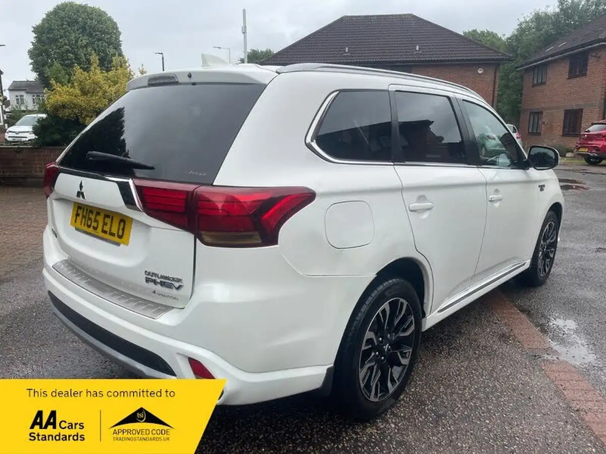2015-mitsubishi-outlander-20-gx4h-phev-big-7
