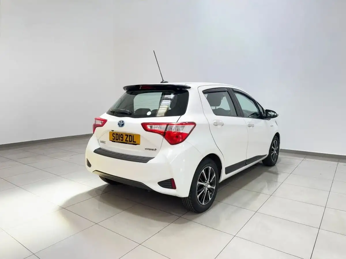 2019-toyota-yaris-15-vvt-i-icon-tech-hybrid-big-10