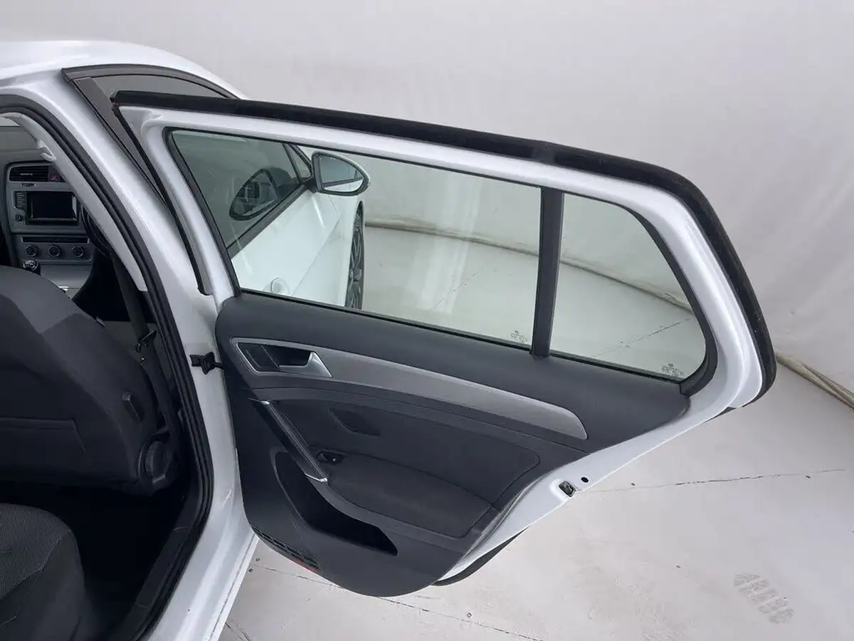 2015-volkswagen-golf-14-tsi-match-5d-big-29