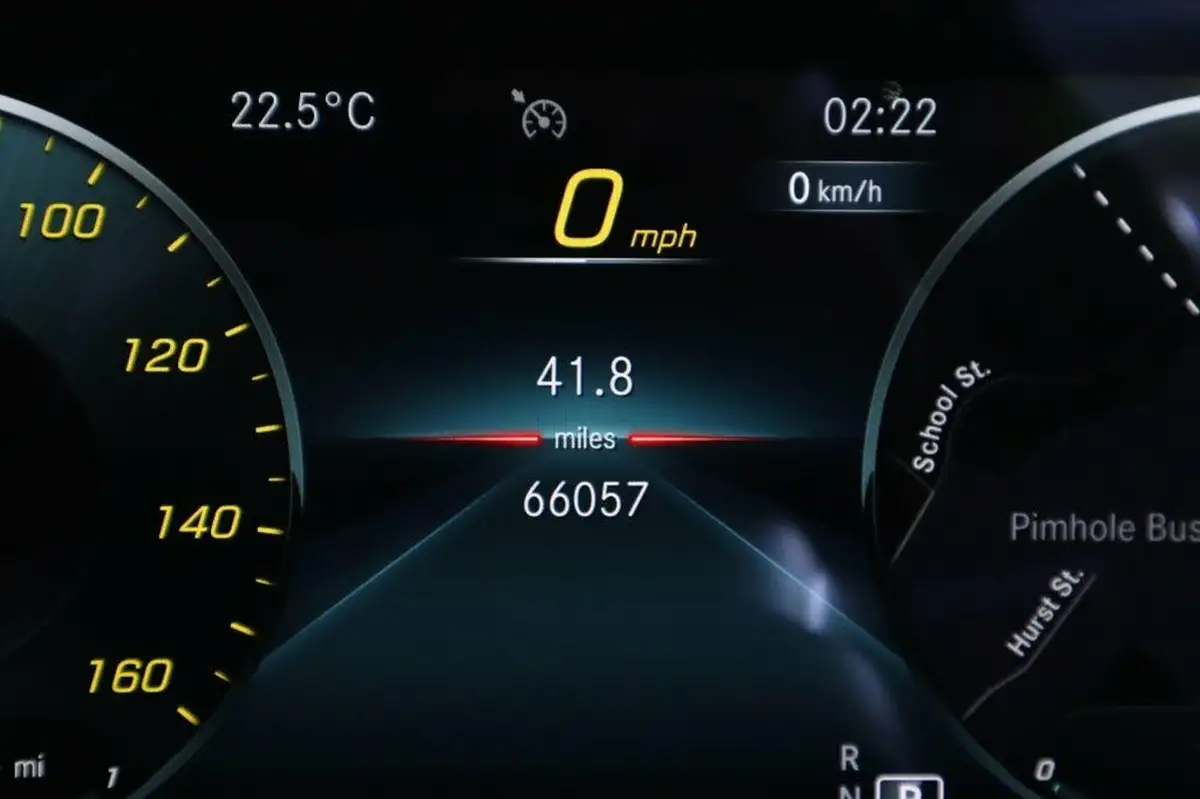 2020-mercedes-benz-e-class-20d-e300de-amg-line-eq-power-saloon-4d-big-46