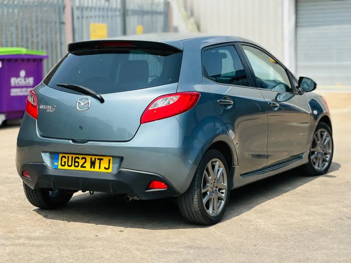 2012-mazda-mazda2-13-venture-big-36