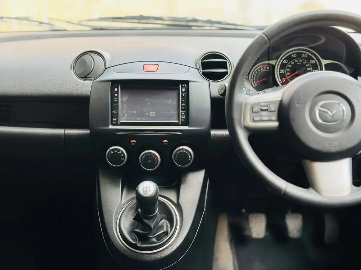 2012-mazda-mazda2-13-venture-big-12