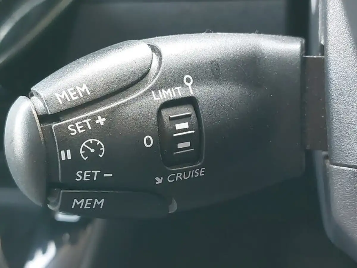 2020-peugeot-208-12-puretech-allure-premium-100bhp-big-17