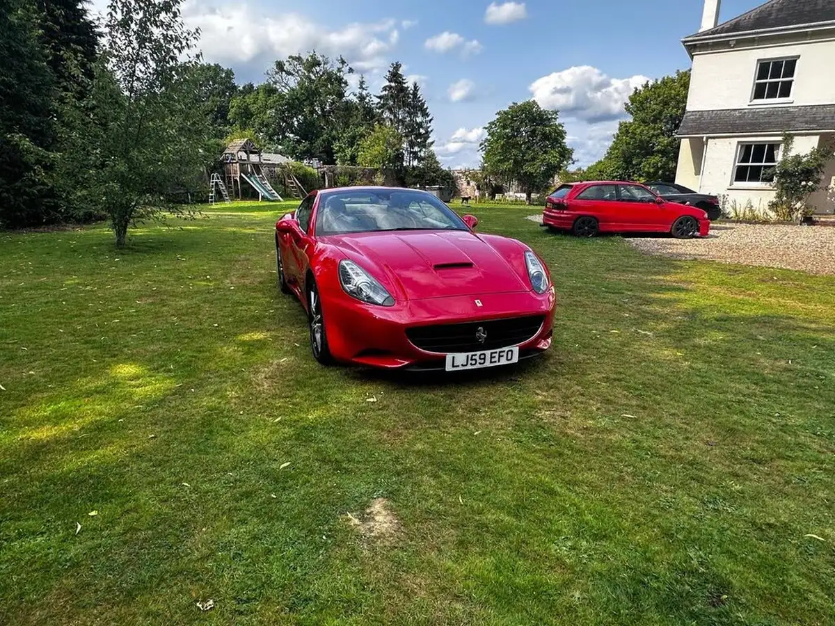 2010-ferrari-california-43-big-18