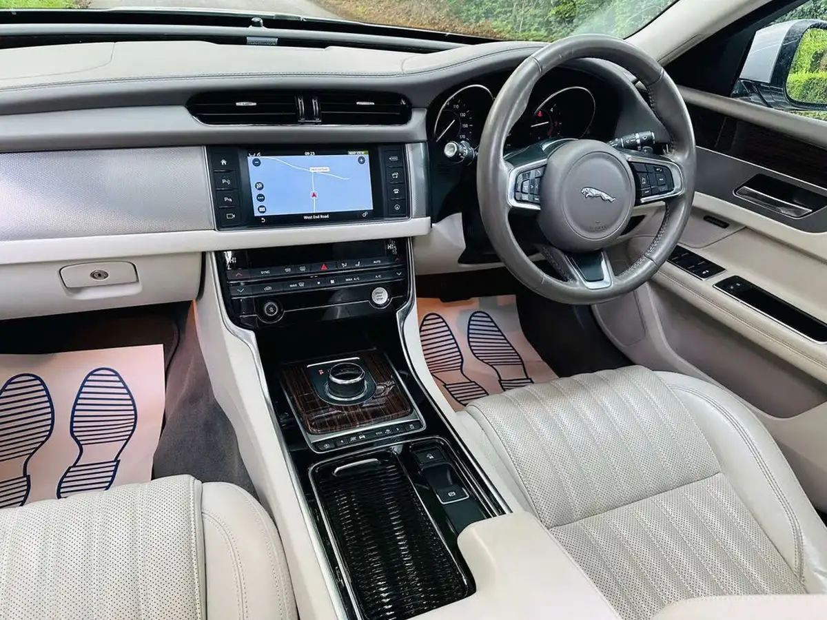 2018-jaguar-xf-20td-portfolio-240ps-awd-saloon-4d-1998cc-auto-big-7