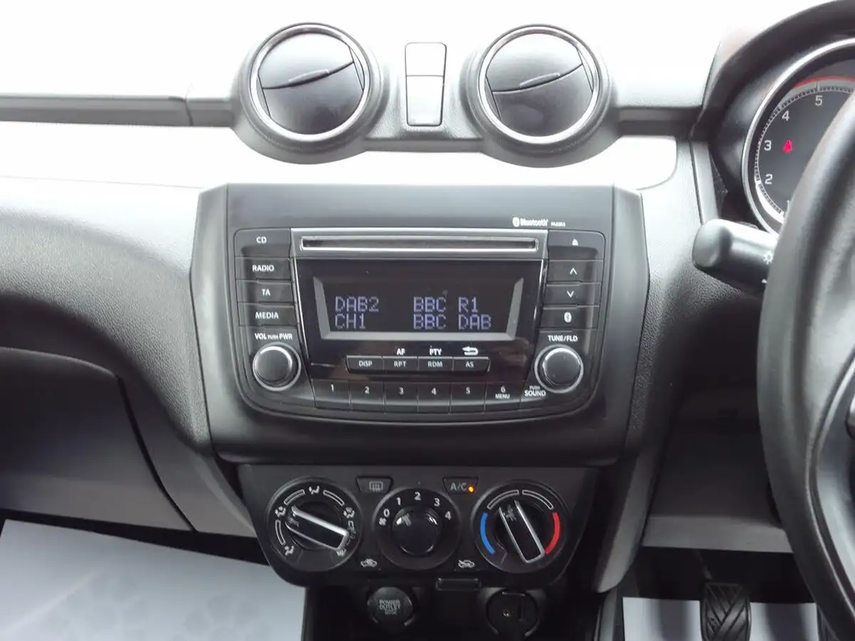 2019-suzuki-swift-12-dualjet-attitude-big-9