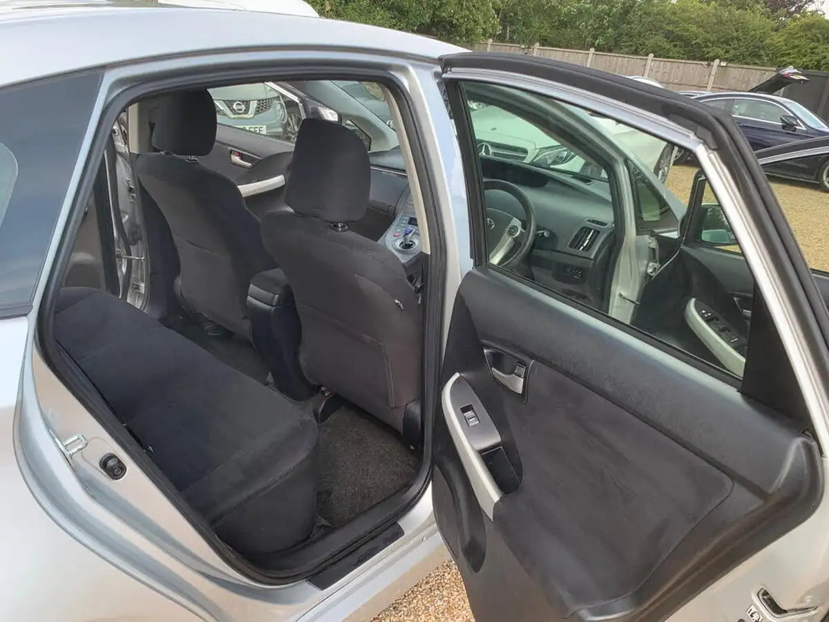 2012-toyota-prius-18-vvt-i-t3-1798cc-big-35