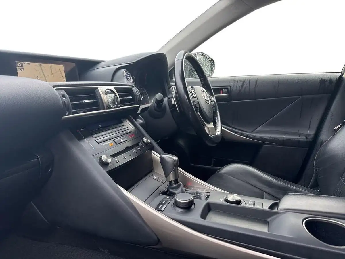 2017-lexus-is-300h-25-advance-big-14
