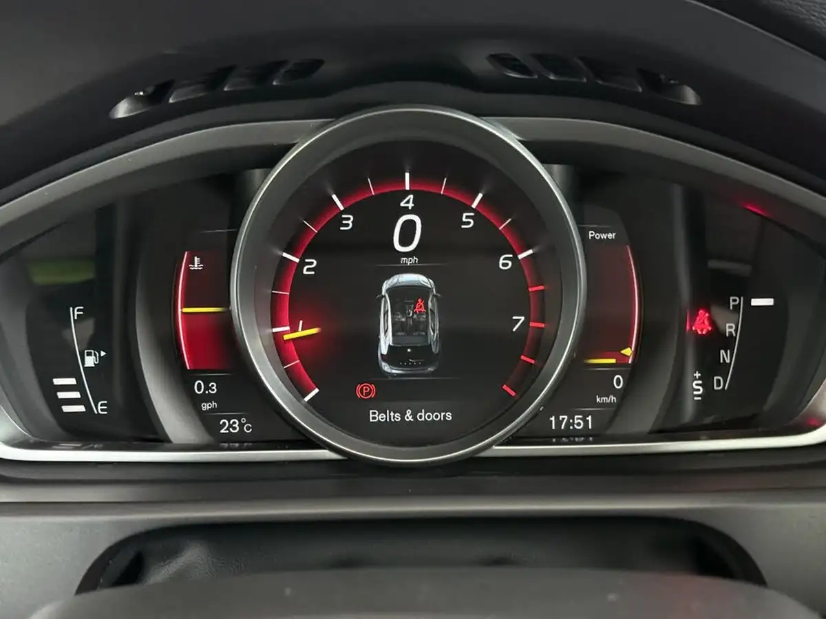 2019-volvo-v40-15-t2-r-design-edition-big-17