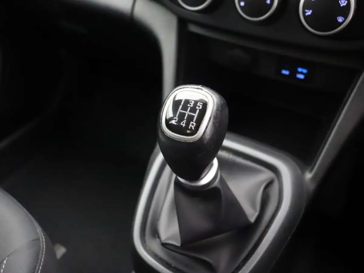 2019-hyundai-i10-10-se-67ps-big-26